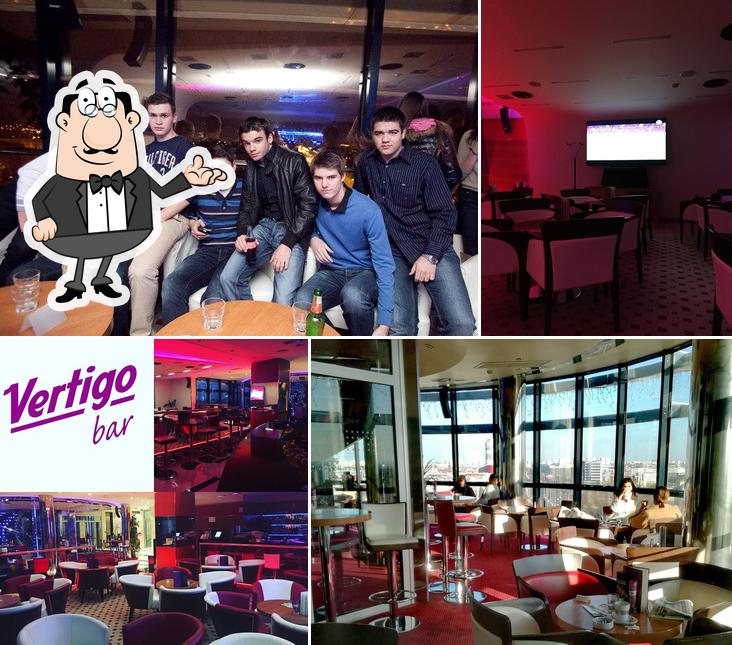 Siediti a un tavolo di Vertigo Bar