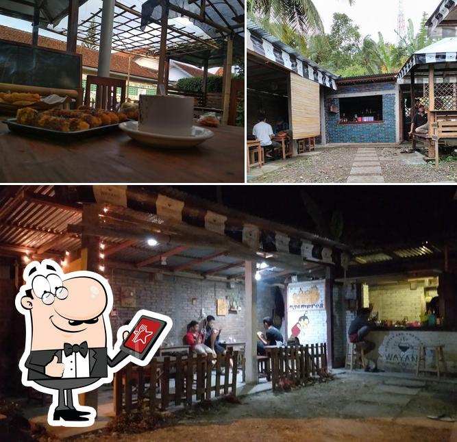 The exterior of Wayang Kopi "Coffee and Chocolate"