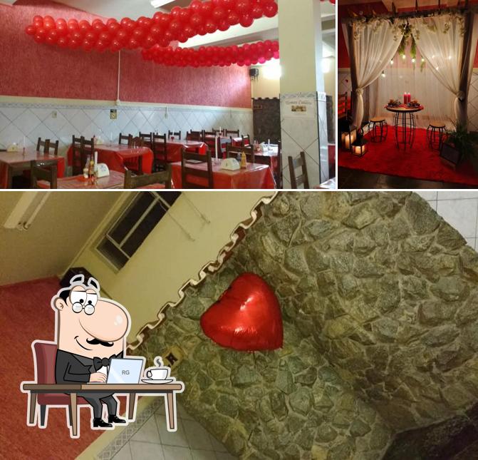 Sente em uma das mesas no Churrascaria Custela's