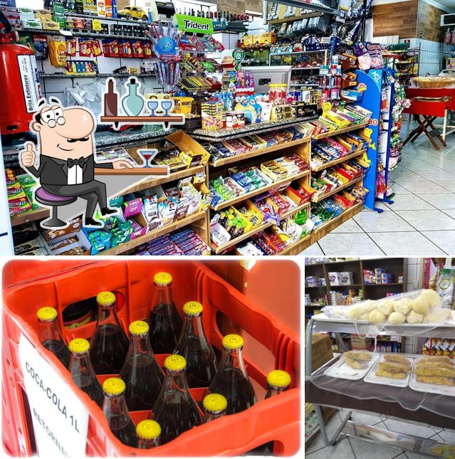 Sente em uma das mesas no Divino Pão
