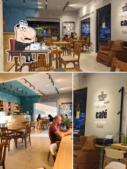 O interior do Cafeína - Café & Livros