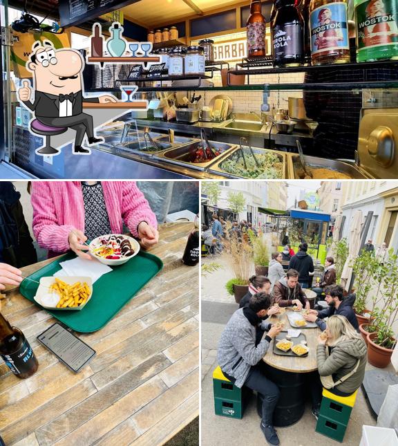 Installez-vous à l'une des tables de Garbanzo - Falafel & Hummus Bar