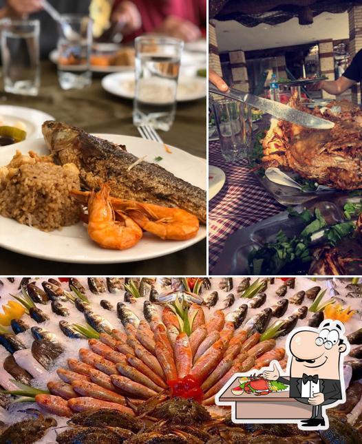 Отведайте блюда с морепродуктами в "Cheristo Pyramids View Restaurant"