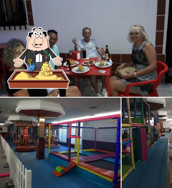 Las fotografías de área de juego y interior en Restaurante Envero