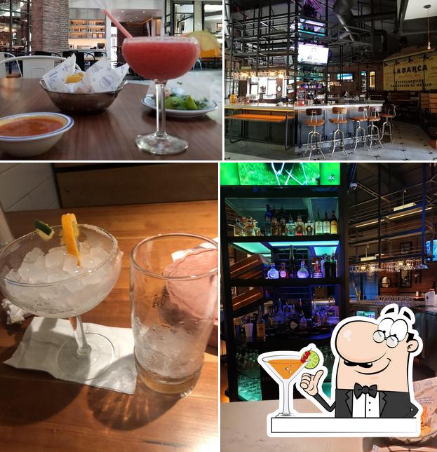Взгляните на это изображение, где видны напитки и барная стойка в La Barca Restaurantes