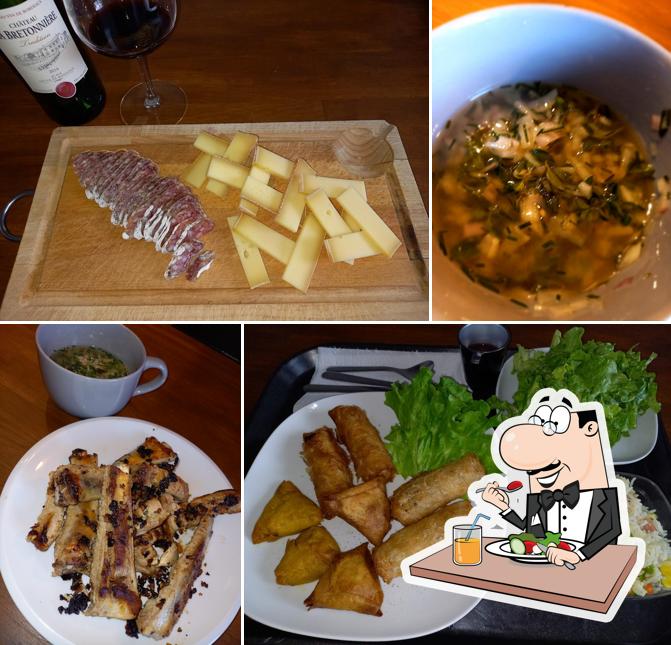 Assiette de fromage, côtelettes de porc et rouleaux de printemps à La Table De Nono