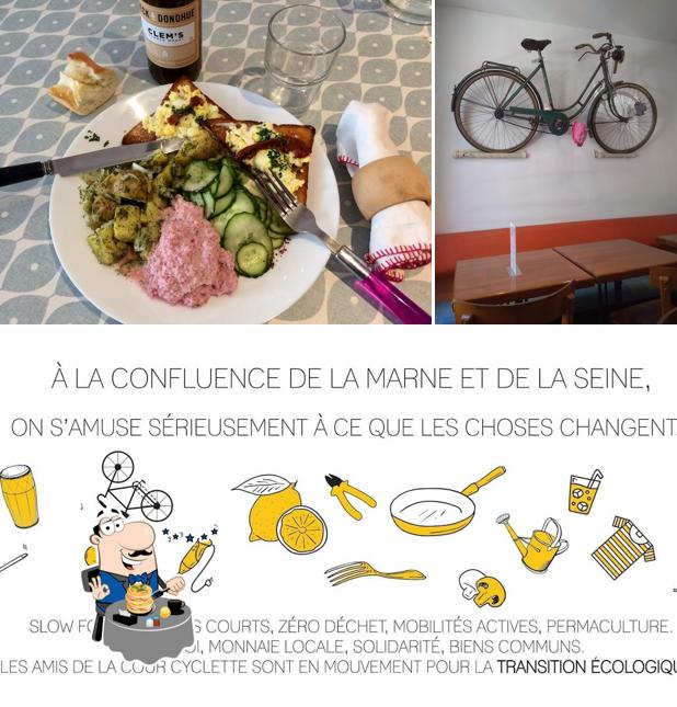 Voici la photo affichant la nourriture et intérieur sur Alimentation - La Cour Cyclette