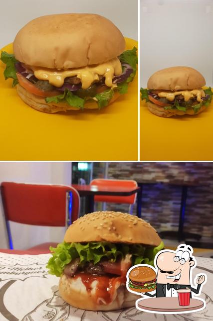 Delicie-se com um hambúrguer no Star Diner