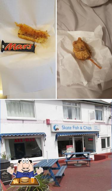 Взгляните на это изображение, где видны еда и внутреннее оформление в Skate Fish and Chips Shop