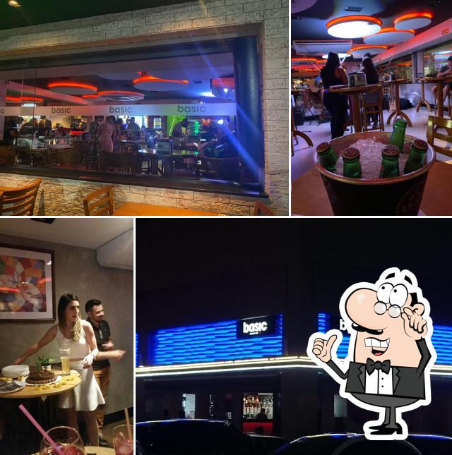 O interior do BASIC LOUNGE BAR