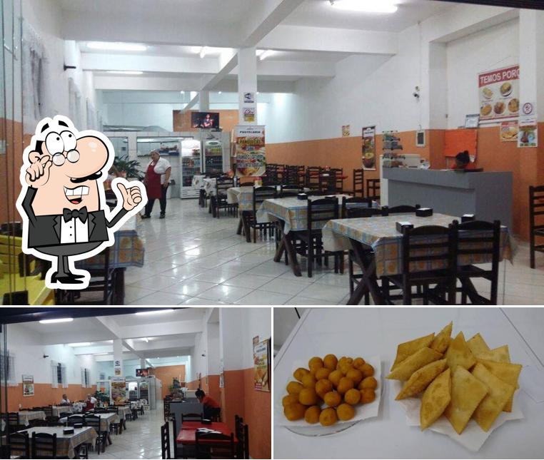 A foto da interior e comida no Salgado 4 Irmãos