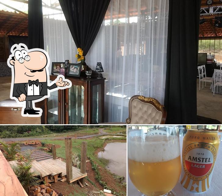 Confira a foto mostrando interior e cerveja no Centro De Eventos Rancho da Vó