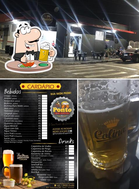 Desfute um copo de cerveja leve ou escura