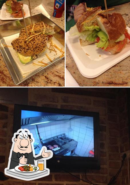 Снимок, на котором видны еда и внутреннее оформление в Bistro Burger