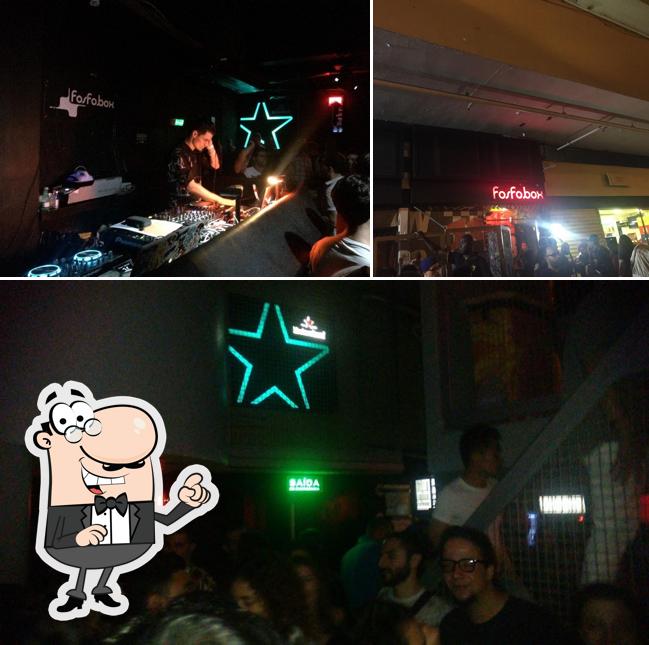 O interior do Fosfobox Bar Club