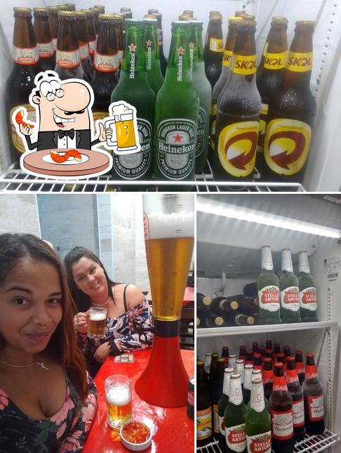 Desfute um copo de cerveja leve ou escura