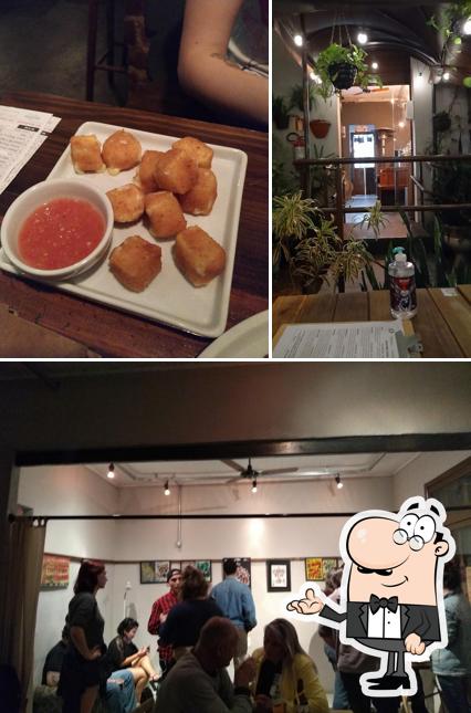 Sente em uma das mesas no Dharma Brewpub