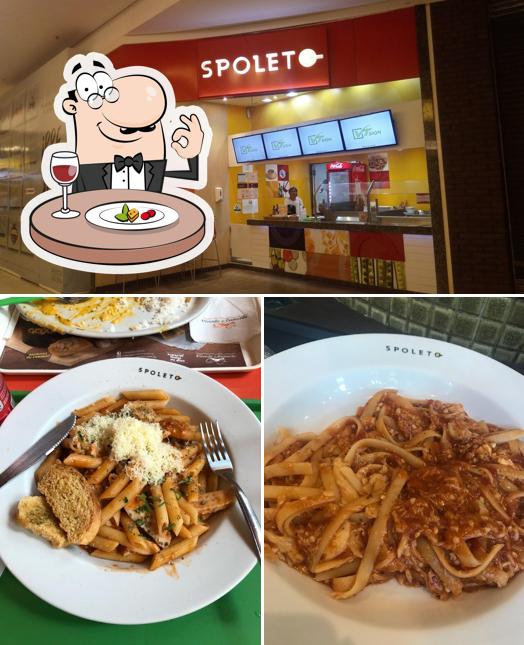 Confira a imagem ilustrando comida e interior no Spoleto