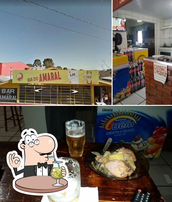 Dê uma olhada a imagem mostrando bebida e exterior no Bar do Amaral