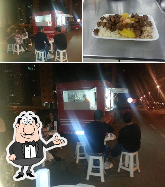 Confira a foto apresentando interior e comida no Estrada 7 Lanches