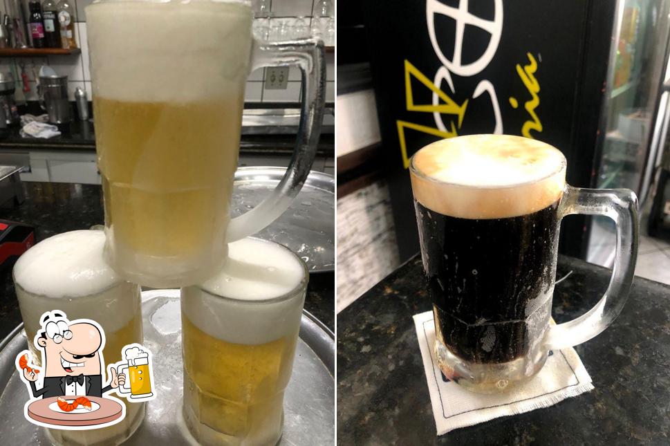Desfute uma tulipa de cerveja leve ou escura