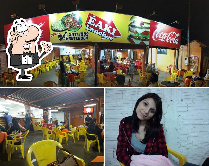 O interior do Éaki Lanches