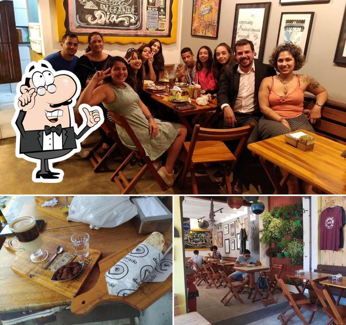 Sente em uma das mesas no Manuê Sucos