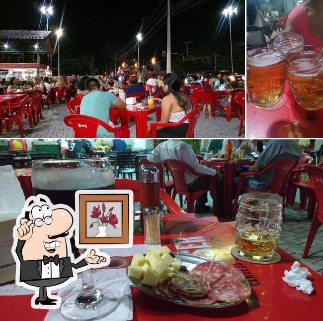 Sente em uma das mesas no Pizzaria & Choperia Trevo