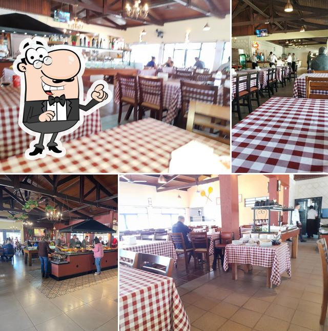 Sente em uma das mesas no Restaurante Laço de Ouro