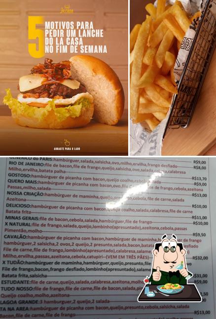 O Casa do Hambúrguer se destaca pelo comida e exterior