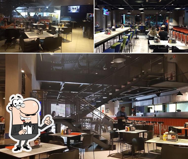 Sente em uma das mesas no Chicohamburger