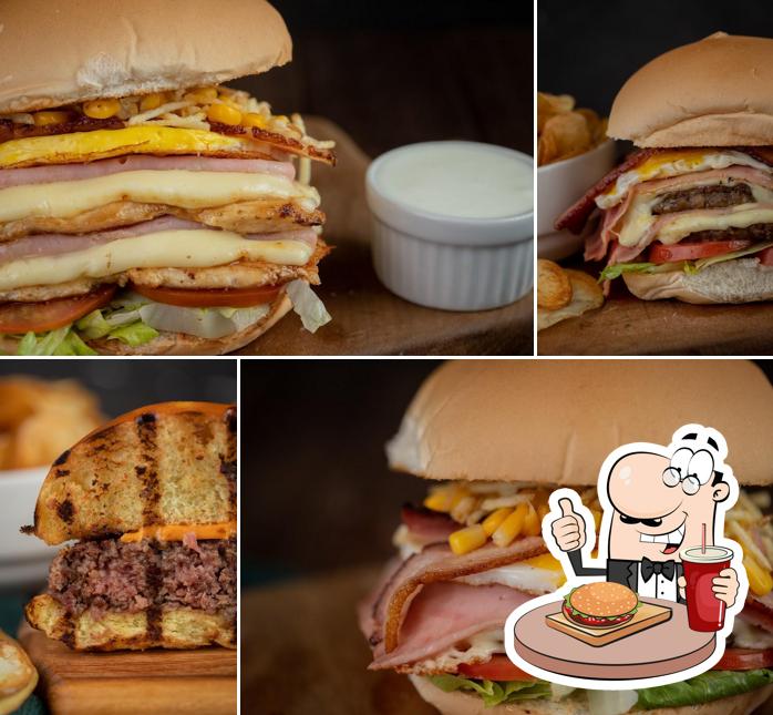 Experimente um dos hambúrgueres servidos no Pede um Fred Burguer Hamburgueria em Juiz de Fora