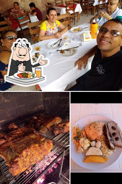 A imagem a Churrascaria Costelão da Paraíba’s comida e mesa de jantar