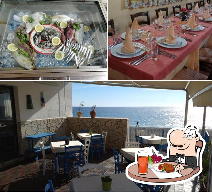 Tra le varie cose da Antico Restaurante Marinaro si possono trovare la tavolo da pranzo e la carne