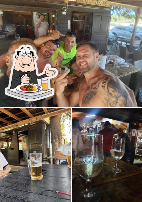 Caffe bar Sportski centar Novalja si caratterizza per la cibo e esterno