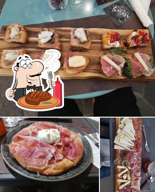 Enjoy Aperitif Cafè serve pasti a base di carne