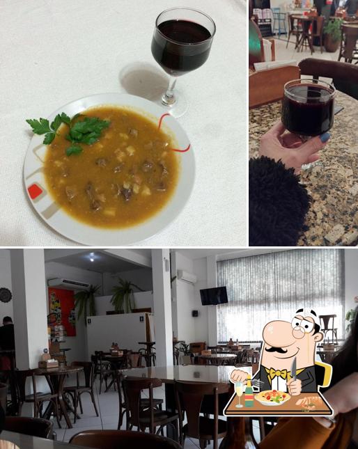 Entre diversos coisas, comida e interior podem ser encontrados no Joy's Bar