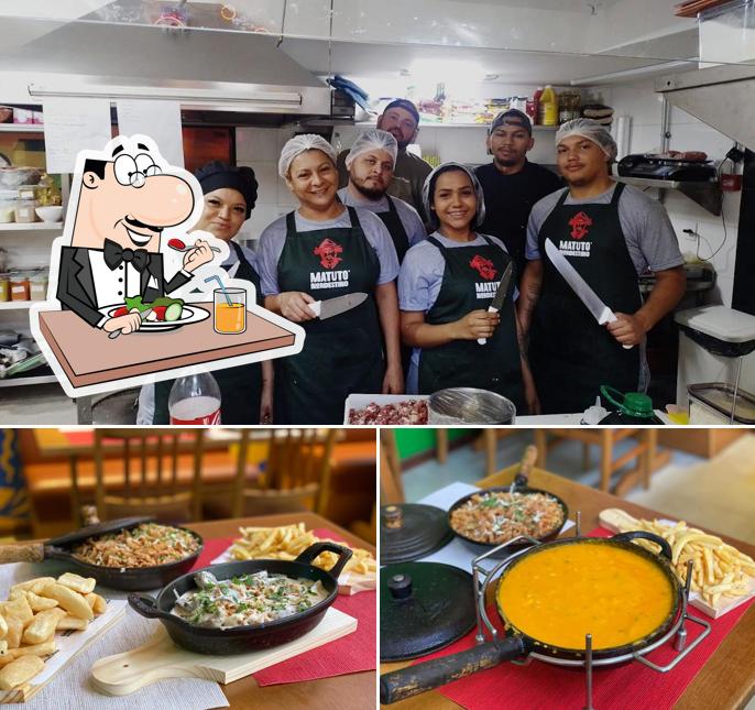 A comida e bebida do restaurante