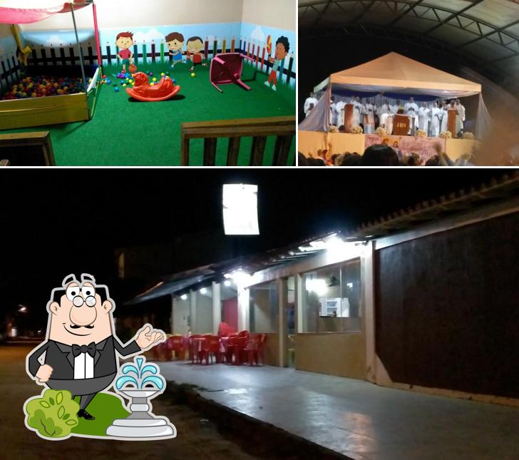 A exterior e área de lazer do restaurante