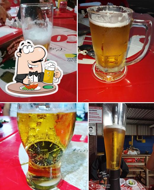 Desfute uma tulipa de cerveja leve ou escura