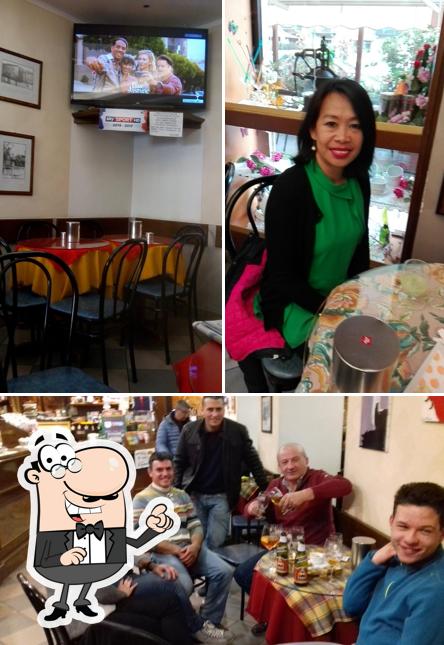 Dai un'occhiata agli interni di Caffè Roma