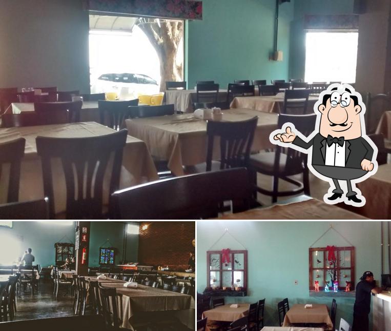 Sente em uma das mesas no Costela de Vaca Bar e Restaurante