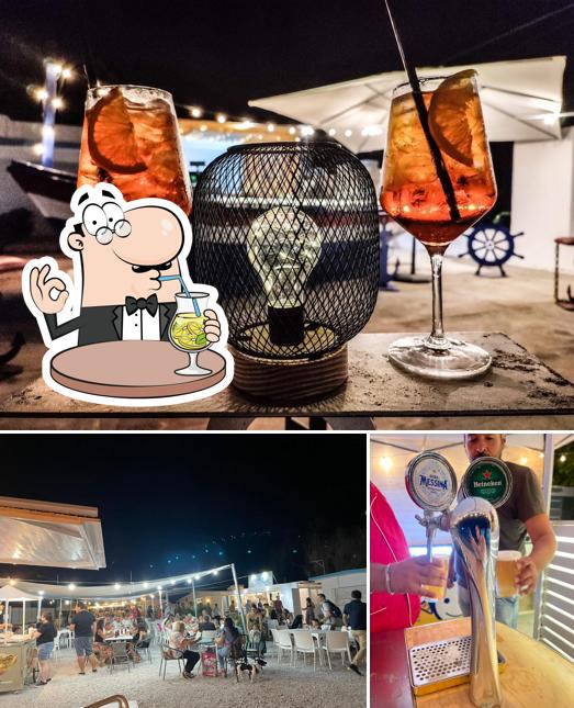 La bevanda e interni del ristorante