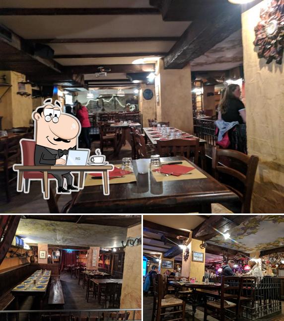 Siediti a un tavolo di Village Cafè
