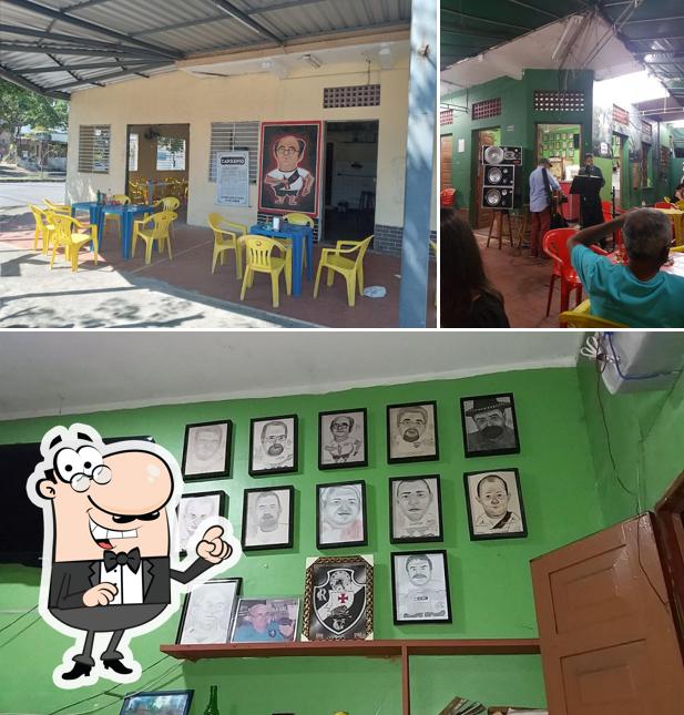 Sente em uma das mesas no Bar Cipriano