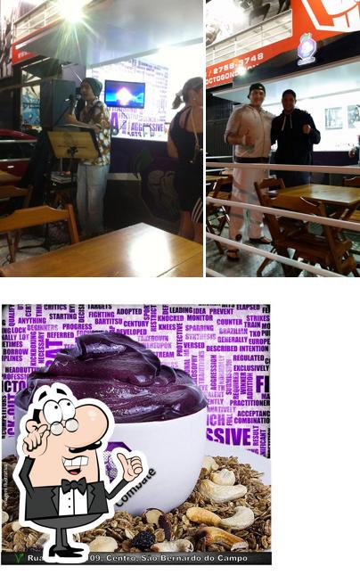 Dê uma olhada a imagem mostrando interior e sobremesa no Açaí Combate