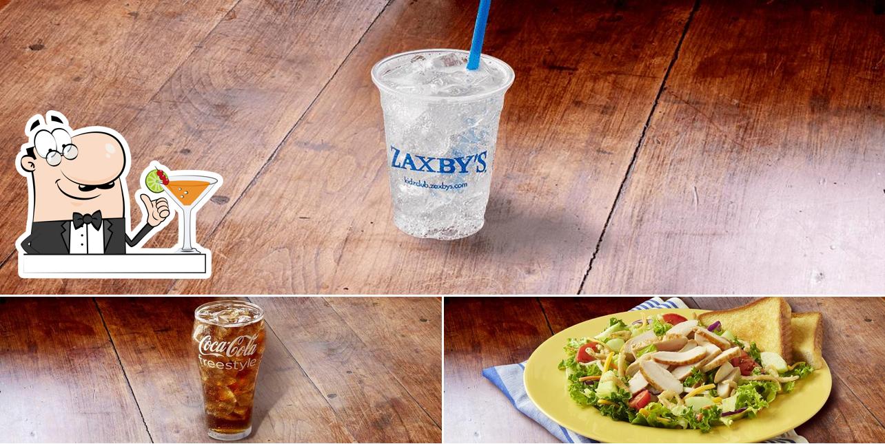 Zaxbys Chicken Fingers & Buffalo Wings se distingue por su bebida y comida