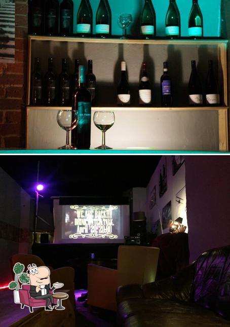 Take a seat at one of the tables at Barton Fink Film & Wein Bar Berlin