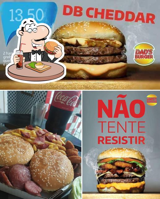 Experimente um dos hambúrgueres disponíveis no Dad's Burger