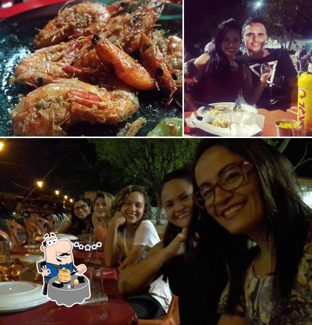 A comida e mesa de jantar do restaurante